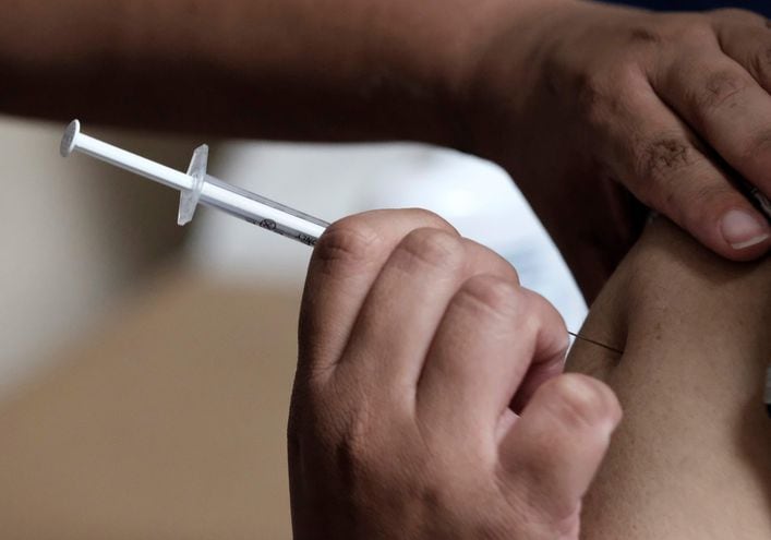 La administración de las primeras dosis de las vacunas antiCOVID se reanudará este lunes (foto ilustrativa).