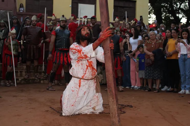 Multitudinario y emotivo “Vía Crucis Viviente” en Caacupé