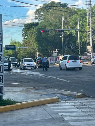 Guardia de Horacio Cartes dirigiendo el tránsito en las intersecciones de las avenidas Artigas y General Santos.
