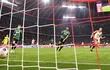 Harry Kane (d) celebra tras anotar otro gol para el Bayern Munich.