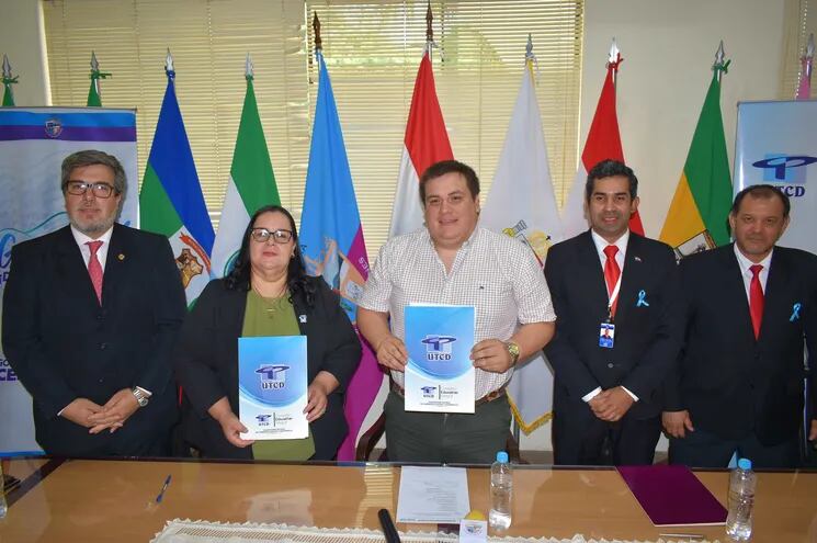 El gobernador de Guairá, César Luis Sosa, con la coordinadora de la UTCD filial Guairá, Mirna Talavera, junto a otros referentes de la educación.