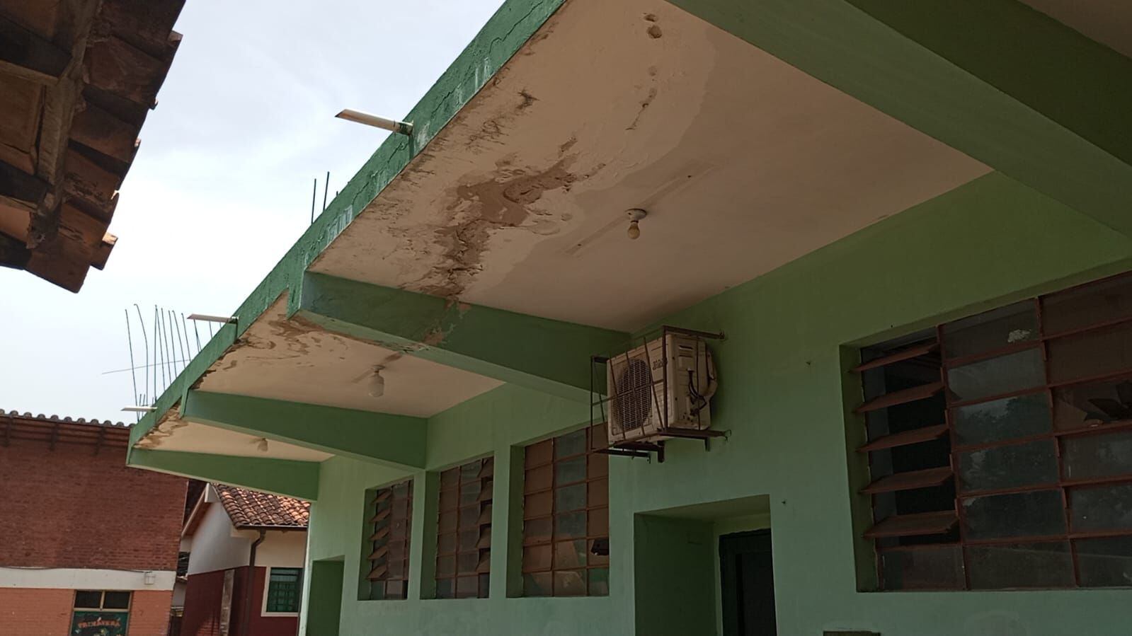 Techo con filtraciones  y humedad, así como ventanas con vidrios rotos se observan actualmente en el local educativo.