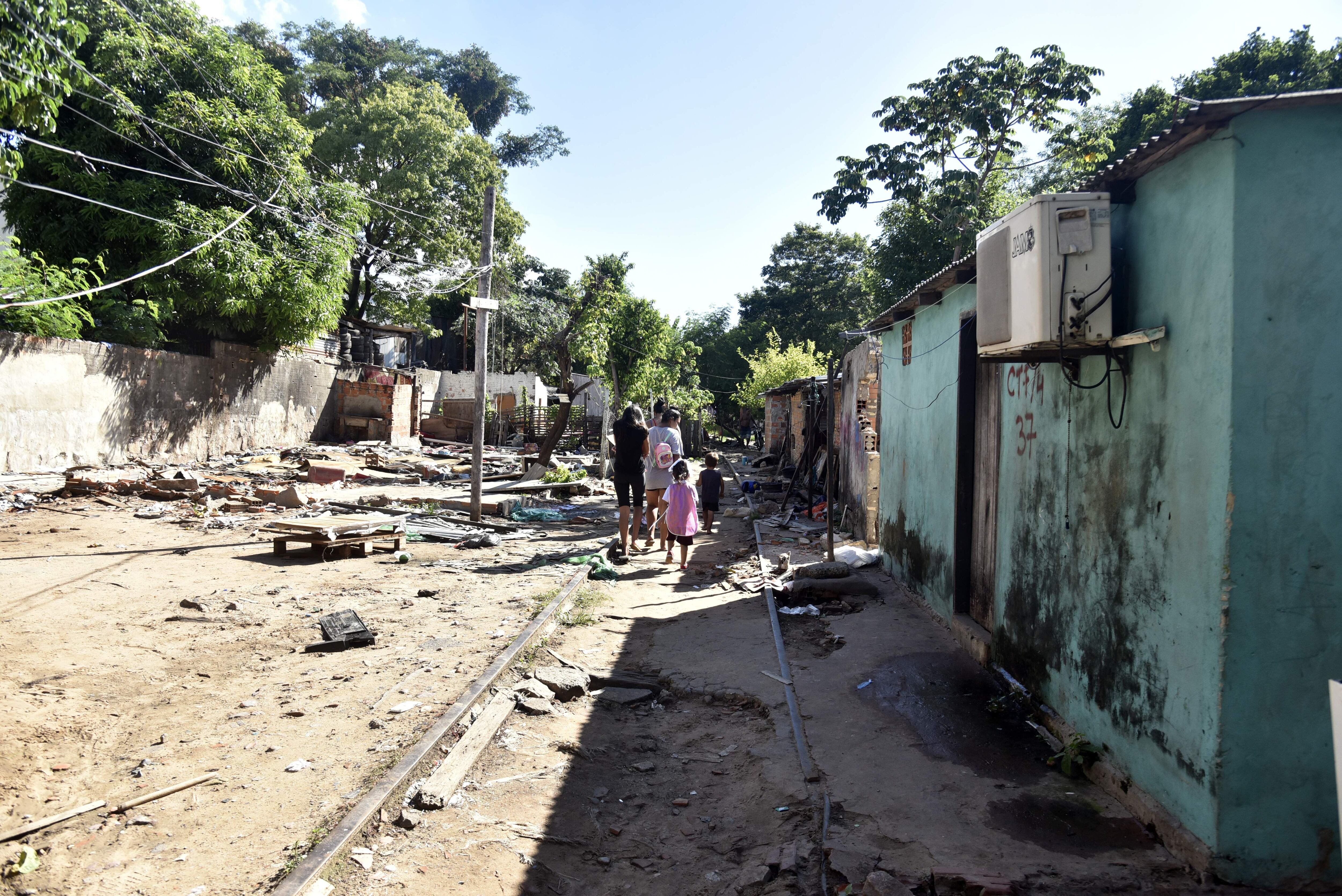 Los ocupantes de las vías del tren en la zona de la Avenida Artigas y Venezuela están abandonando el sitio, como parte del plan de la liberación de la franja de dominio.