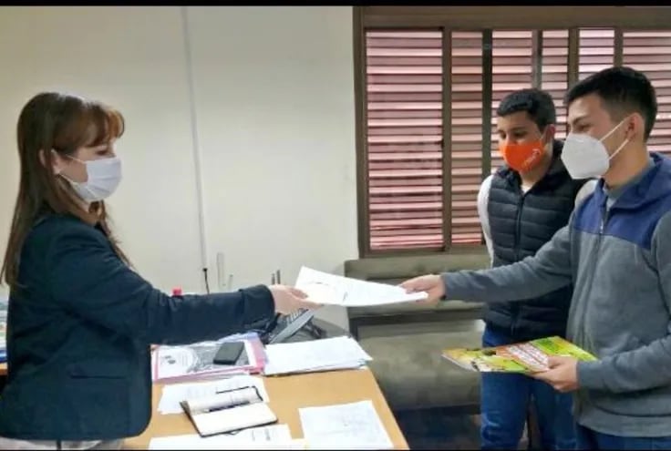 La viceministra Sosa recibe el documento de los estudiantes.