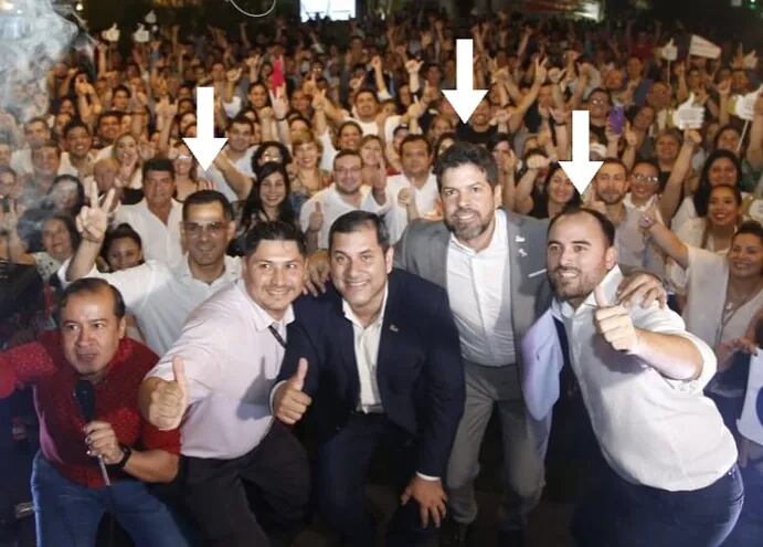De izq. a der. señalados con flechas: Marco Aurelio González, Gerardo Bobadilla Frizzola y Jorge Bogarín Alfonso durante el cierre de campaña.