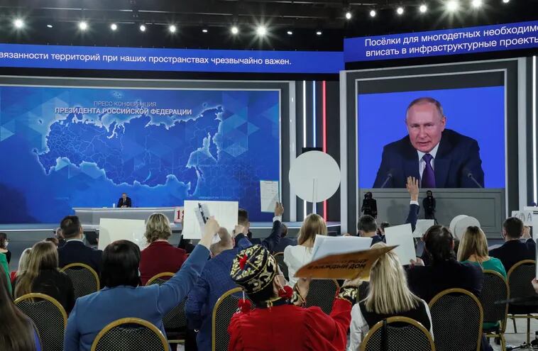 El gobernante ruso, Vladimir Putin, durante su conferencia de prensa, hoy. Agradeció al Papá Noel ruso por llevarlo a la presidencia.