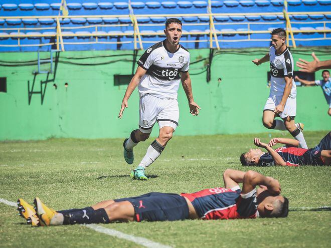 Diego Duarte (i) festeja el gol en el superclásico que significó el título en el torneo Clausura 2021 de la Categoría Reserva.