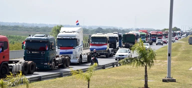 Camioneros se apostaron en la Costanera para presionar por la aprobación del proyecto de Ley de flete