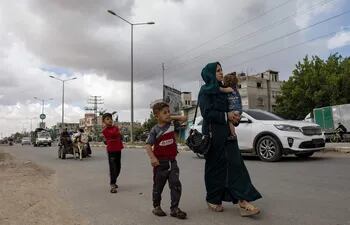 Palestinos desplazados se trasladan luego de una orden de evacuación emitida por Israel en Rafah, en el sur de la Franja de Gaza, este lunes.