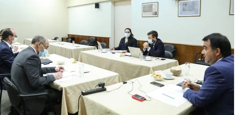 En abril la misión técnica del FMI, encabezada por Mauricio Villafuerte, se reunió con el ministro de Hacienda, Óscar Llamosas, como parte de la evaluación realizada al país.