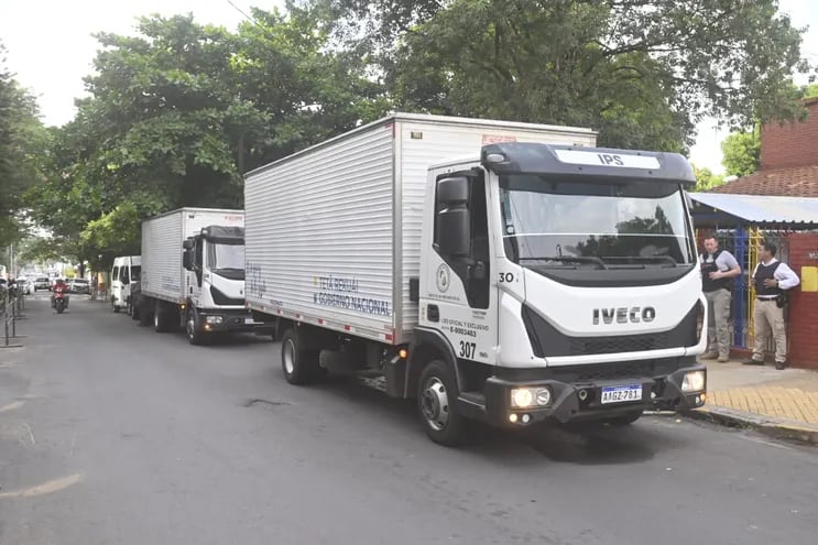 Camiones del IPS llegan con documentos hasta la sede del poder Judicial.