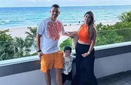 El futbolista Ángel Romero con su esposa Gabriela Miskinich y su hijo Ciro, en Miami.