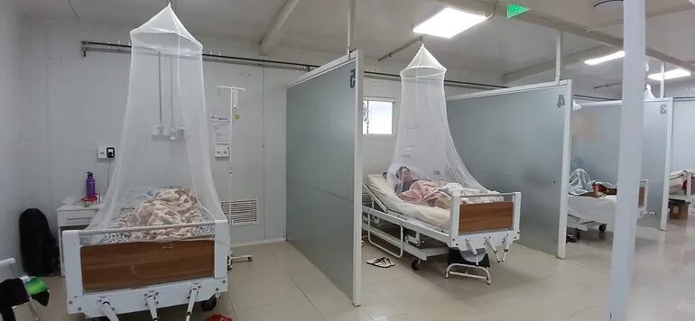 Pacientes con cuadros de dengue internados bajo mosquiteros en el Hospital Regional de Ciudad del Este.