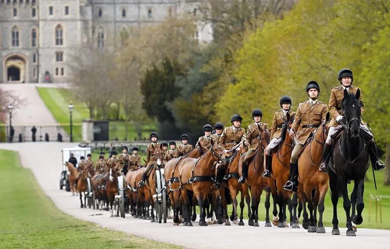 La caballería y otras unidades militares durante el ensayo del desfile fúnebre en los alrededores de Windsor donde mañana serán los funerales de Felipe, duque de Edimburgo.