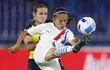 La jugadora paraguaya Dulce Quintana rechaza el balón ante la ecuatoriana Marthina Aguirre.