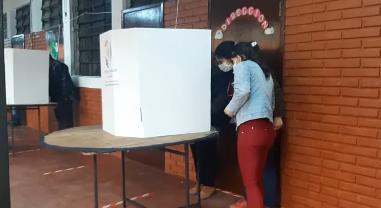 En varias mesas se presentaron inconvenientes con los electores que tenían dificultad para usar la máquina de votación.