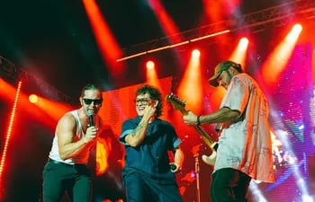 "Chirola" Ruiz Díaz y Julio Troche de Kchiporros junto a Miguel Narváez (Purahéi Soul) en un momento del show que ofrecieron en la noche del sábado en la Costanera de Asunción.
