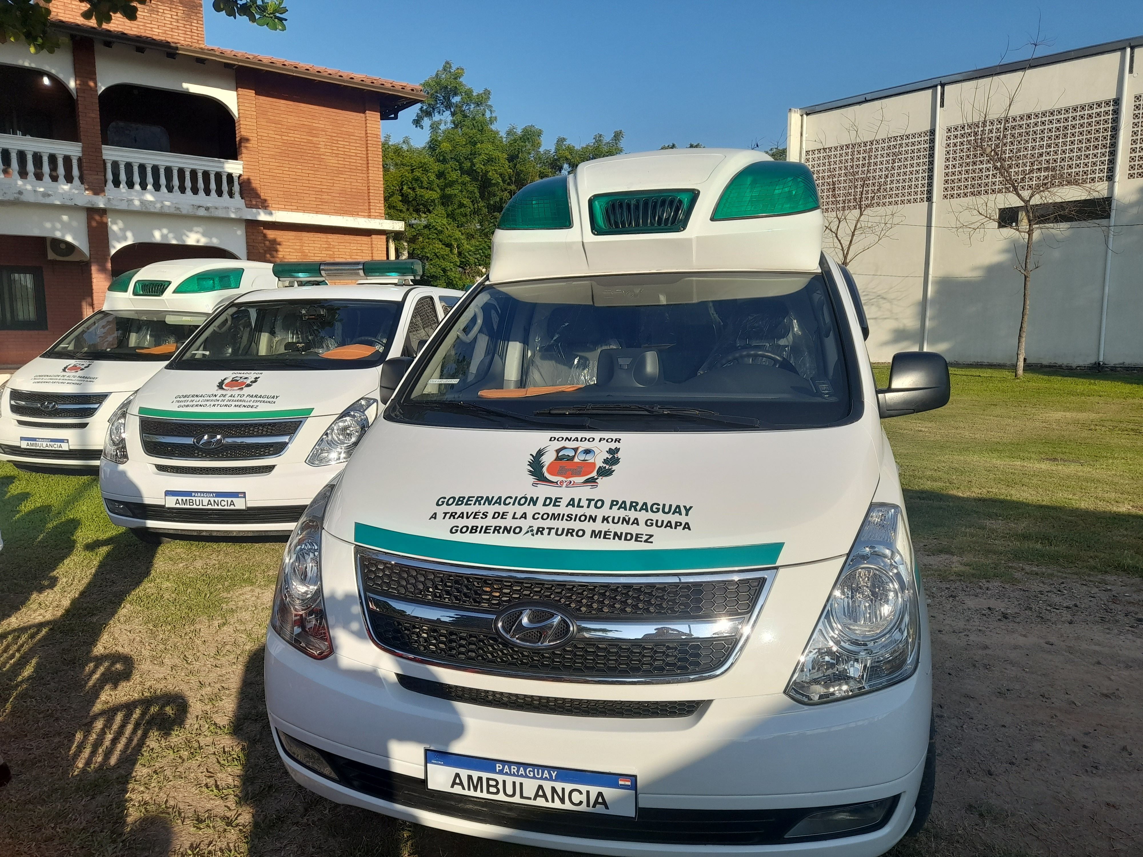 Las tres ambulancias donadas por la gobernacion a la region sanitaria del Alto Paraguay.
