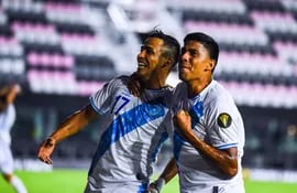 Luis Martínez (i), de Guatemala, celebra un gol ante Guadalupe. Guatemala, que había quedado eliminado en ese partido, fue llamado de urgencia para jugar la Copa de Oro en reemplazo de Curazao.
