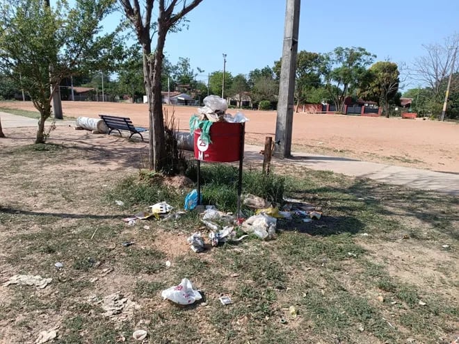 El espacio de la Plaza Las Colinas, utilizado para los torneos, queda lleno de basura.