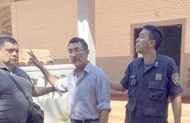 El abogado José Gil López (centro) cuando fue detenido por obstruir un desalojo. Ahora es imputado por su supuesta implicancia en un asalto a un extranjero.