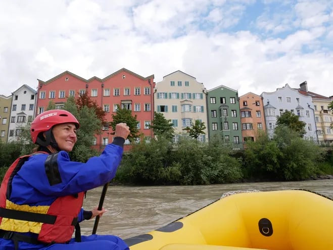 El plan es una excursión de "City Rafting" (rafting por la ciudad). El grupo se lanzará en un bote neumático por el corazón de la capital del Tirol, en Austria.