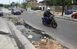 La circulación de autos y motos se ve totalmente afectada y es muy peligrosa, debido a las aberturas en el asfalto de la avenida Fernando de la Mora, en Asunción. Por los enormes agujeros circula agua servida y malolienta.