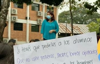 Las alumnas de un colegio privado de Asunción realizaron una sentata de protesta para reclamar que sus denuncias de acoso y abuso sean atendidas.