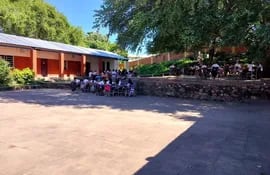 Hace 2 meses y debido a la paralización de trabajos de parte de la Gobernación, unos 100 estudiantes desarrollan las clases bajo los árboles.