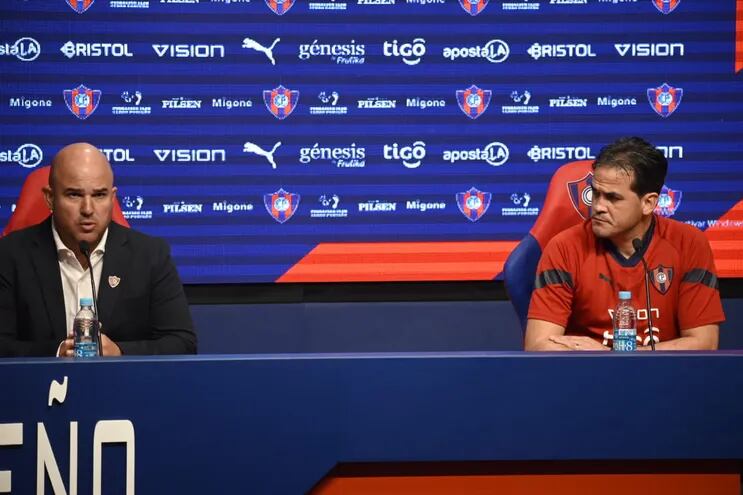 Fernando Jubero, gerente deportivo de Cerro Porteño, y Diego Gavilán, entrenador, en conferencia de prensa.