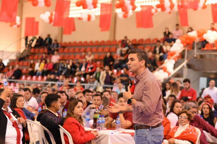 Santiago Peña en campaña electoral.