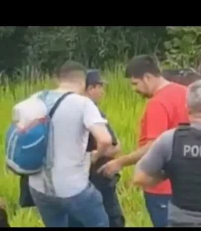 La mochila con el botín del asalto en la espalda del suboficial de investigaciones Crescencio Giménez, conversando con otro policía de dicha unidad, Rodolfo Torales. Fue a poco de la captura de los asaltantes el día 1 de marzo pasado.
