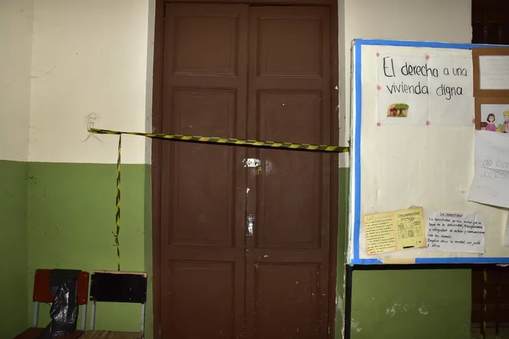 Una cinta de advertencia fue colocada en una sala de clases que está en riesgo de derrumbe, en la escuela Juan Ramón Dahlquist, del barrio Ricardo Brugada.