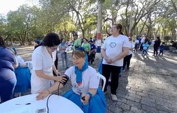 La dra. Liliana Ferreira,toma la presión arterial a una persona frente al Cabildo, en el día mundial de la diabetes.