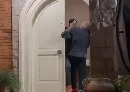 Mediante un video viralizado, se ve un violento forcejeo del menor de edad buscando escapar de la vivienda de su papá, el juez Héctor Capurro.