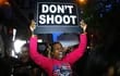 una-mujer-sostiene-una-pancarta-con-la-frase-no-disparen-en-alusion-a-la-muerte-de-2-afroamericanos-por-disparos-de-policias-que-reavivaron-las-te-222853000000-1477978.jpg
