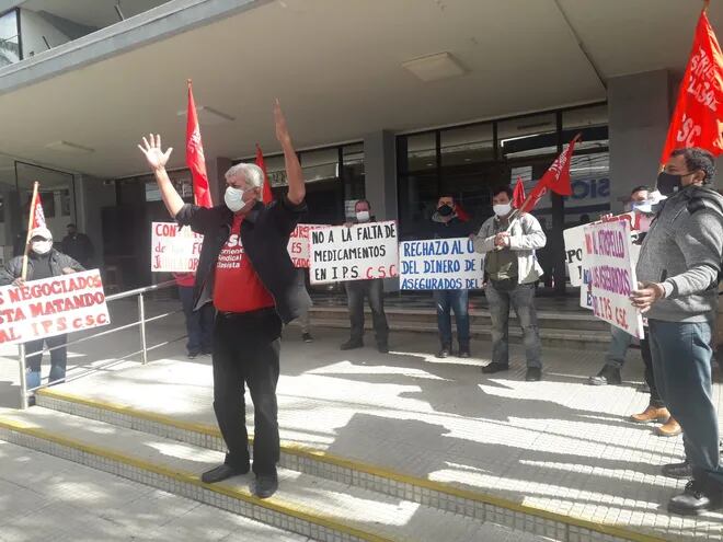 Protesta de la Corriente Sindical Clasista contra la reforma de la caja de Jubilaciones del IPS.