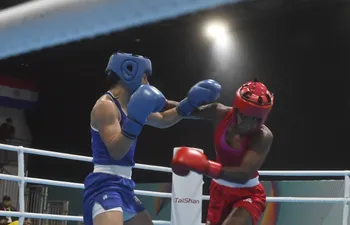 Minerva Montiel (i) durante la pelea por las semifinales del Boxeo 57 kilogramos en los Juegos Suramericanos.