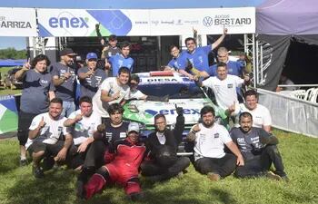 Un merecido festejo de todo el equipo de Augusto Bestard y José Diaz por el campeonato obtenido y la primera victoria de la temporada en el último rally del año, en Cordillera.