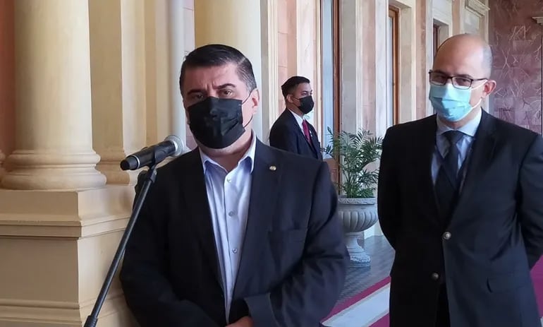 El ministro de Salud, Julio Borba (i) y el director del PAI, Héctor Castro, ayer en Palacio de López.