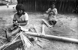 Mujeres mbya en una aldea de Brasil, 1988 (Foto: Milton Guran).