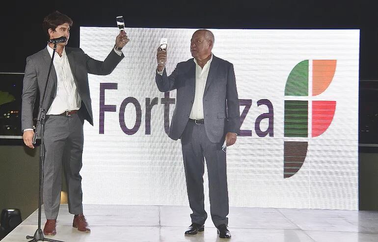 El director ejecutivo de Fortaleza SA, Francisco Gómez, y el presidente de la empresa, Ernesto Gómez, brindan en la inauguración de Fortaleza 25 de Mayo.