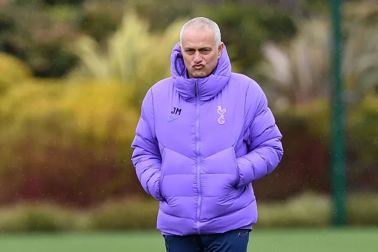Tottenham Hotspur's Portuguese head coach Jose Mourinho takes a team training session at Tottenham Hotspur's Enfield Training Centre, in north London on February 18, 2020, ahead of their UEFA Champions League Last 16 First Leg football match against RB Leipzig. (Photo by Justin TALLIS / AFP)