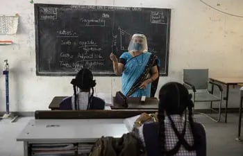 Una maestra imparte clases en una escuela secundaria de niñas del gobierno en medio de la pandemia de coronavirus, en Hyderabad, India.