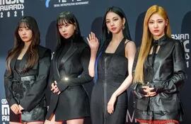 Karina (segunda de la derecha) y otras integrantes del grupo femenino de K-pop Aespa.