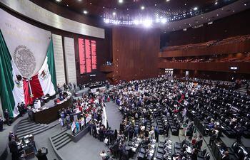 Fotografía cedida por la Cámara de Diputados, donde se observa una sesión ordinaria hoy, en Ciudad de México.