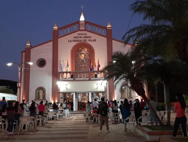 Cientos de personas participaron diariamente del novenario en la basílica Nuestra Señora del Pilar.
