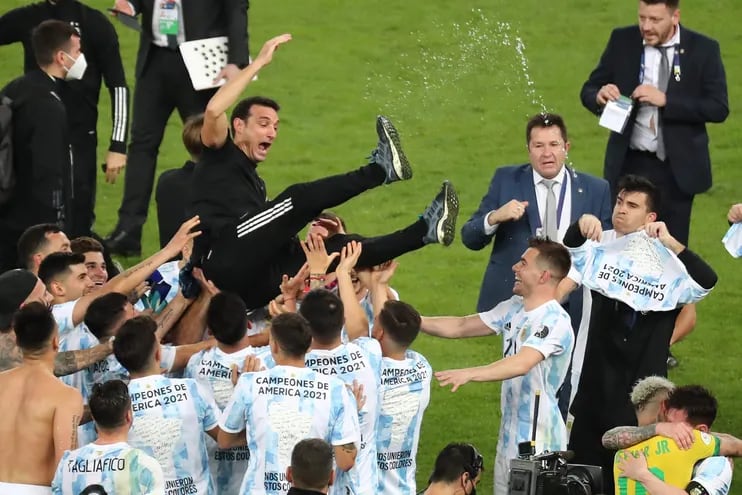 Lionel Scaloni es lanzado al aire por los jugadores argentinos.