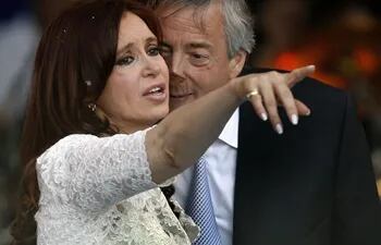 En esta foto de 2007 el expresidente argentino Néstor Kirchner se acercaba a su esposa, Cristina Fernández.