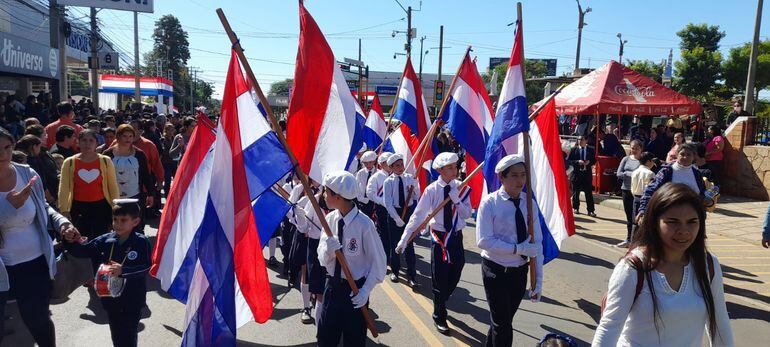 Gran desfile patrio llevado a cabo en Coronel Oviedo.